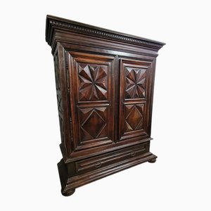 Louis XIII Kleiderschrank aus geformtem Nussholz mit Rautenspitzen, 17. Jh.