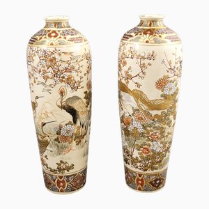 Vasi Meiji Kyoto Satsuma con gru e fiori di susino, 1890-1905, set di 2