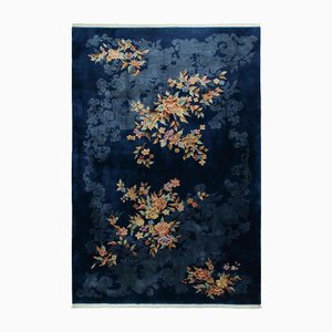 Chinesischer Art Deco Teppich mit nachtblauem Feld und Blumenmotiv