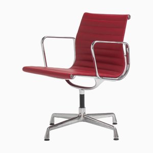 Silla EA107 de cuero rojo de Charles & Ray Eames para Vitra, década de 2010