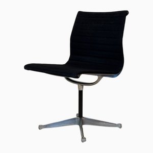 Silla giratoria modelo EA 105 de aluminio de Eames para Herman Miller, años 70