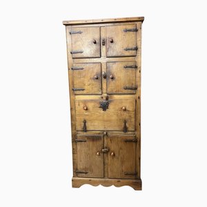 Mueble para la comida español de castaño con bisagras de hierro forjado y placa con cerradura