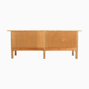 Langes brutalistisches dänisches Sideboard aus Eiche mit 4 Türen, Henning Kjærnulf zugeschrieben, 1970er