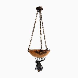 Lampada a sospensione Art Déco in alabastro con mosca e catena in ferro battuto, Italia, anni '20