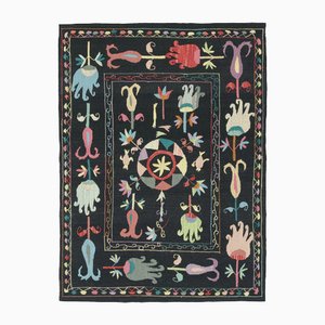 Kilim ispirato a Suzani con sgargianti medaglioni floreali di Rug&Kilim