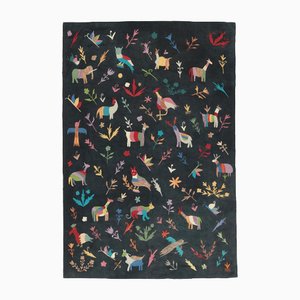 Suzani-inspirierter Kelim in Schwarz mit lebendigen Tierbildern von Rug&Kilim