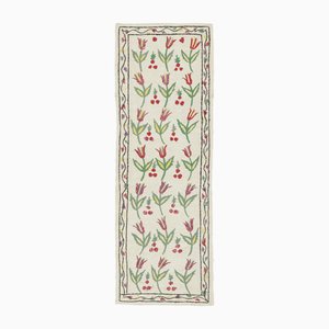 Runner Kilim ispirato a Suzani bianco con pergamene floreali di Rug&Kilim