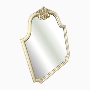 Cremefarbener französischer Vintage Wandspiegel mit geschnitzter verzierter Muschel