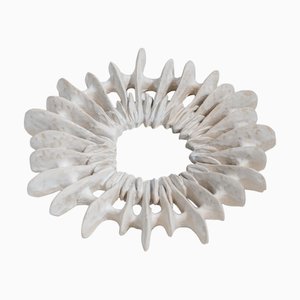 Specchio da parete Cynarina in gres con smalto bianco opaco di Kallia Panopoulou