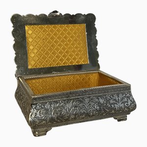 Portagioie con repoussé floreale e turchese di G. Galbiati, Italia, anni '20