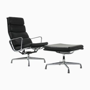 Juego de sillón EA222 Soft Pad de Charles and Ray Eames and Ottoman para Vitra, Alemania, 2019. Juego de 2
