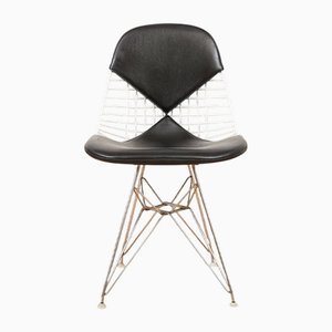 Wire Chair mit verchromtem Eiffel Base Chair, weißer Drahtgeflecht Sitzschale und schwarzem Leder Bikini Bezug von Ray & Charles Eames für Vitra, 1951