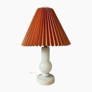 Lampada da tavolo in vetro bianco con paralume rosa