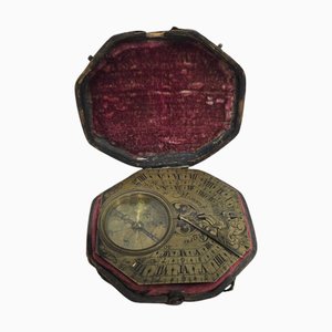 Orologio solare portatile in ottone inciso, Parigi, Francia, 1750
