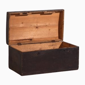Cajonera antigua con pátina oscura, años 20