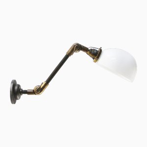 Zweiarmige französische Vintage Wandlampe aus Metall & Messing in Opalweiß