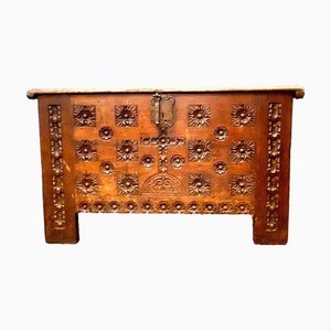 Antike Kommode aus geschnitzter Eiche im Renaissance-Stil, 1700er