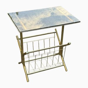 Mesa auxiliar Mid-Century moderna de latón y vidrio ahumado con revistero integrado, años 70