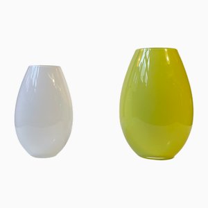 Jarrones Cocoon de vidrio en verde y blanco de Peter Svarrer para Holmegaard. Juego de 2