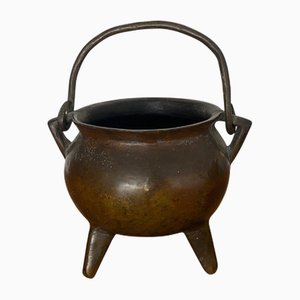 Dreibeiniger Kochtopf aus Bronze mit Griff, 16. Jh.