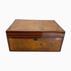 Biedermeier Dose aus Mahagoni, Wurzelholz & Eiche mit Intarsien, Süddeutschland, 1840