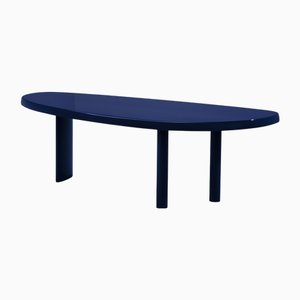 Mesa Freeform de madera lacada en azul noche de Charlotte Perriand para Cassina