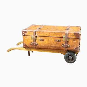 Baúl de cuero con carrito antiguo, años 30