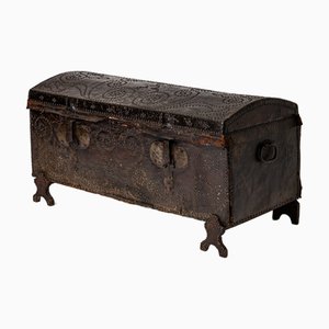 Cajonera italiana antigua con tapa abovedada de nogal con revestimiento de cuero, década de 1700