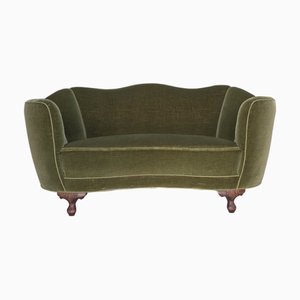 Sofá de dos plazas danés curvado de terciopelo verde con patas de madera de roble, años 60