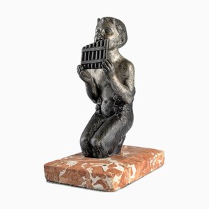 Escultura Art Déco de metal de joven fauno con flauta de pan sobre mármol, años 20