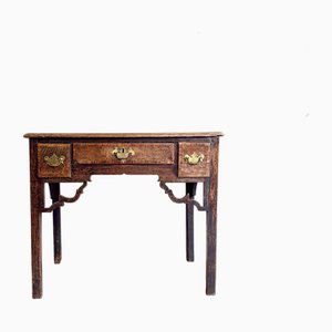 Mesa auxiliar georgiana de roble con tres cajones