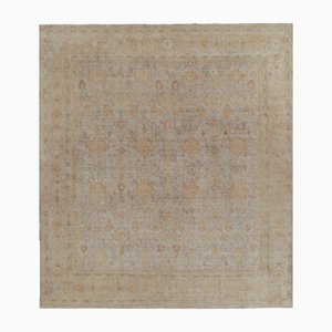 Alfombra Oushak en dorado y beige-marrón con flores de Rug & Kilim