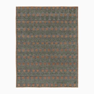 Alfombra con estampado de bloques en gris con motivos florales en verde y óxido de Rug & Kilim