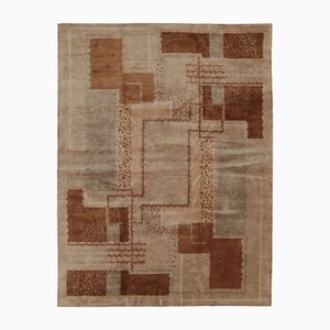 Alfombra en beige y marrón con motivos geométricos de Rug & Kilim