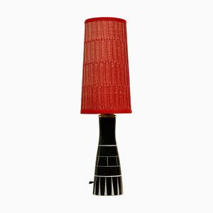 Lámpara de mesa Mid-Century con pantalla de seda roja de Royal Dux, 1955