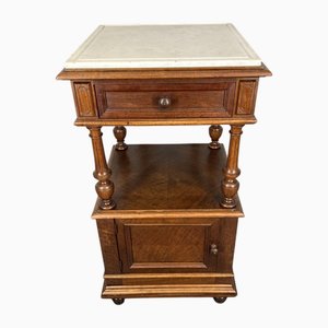 Mesita de noche francesa antigua de nogal con tablero de mármol