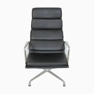 Sillón EA222 de cuero negro de Charles Eames, años 2000