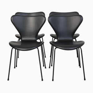 Sillas Seven de cuero negro con marcos negros de Arne Jacobsen, años 90. Juego de 4