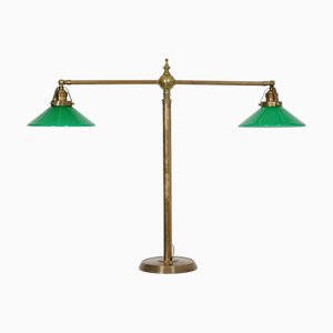 Lampada da tavolo vintage a due braccia in ottone con paralumi verdi