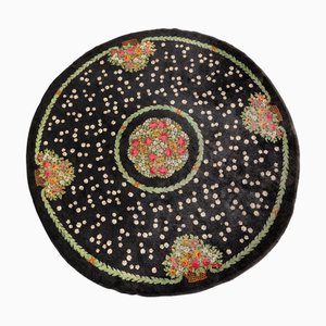 Tappeto nero decorato con cesti di rose per set teatrali, anni '50