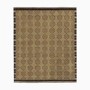 Alfombra con motivos geométricos en beige y marrón de Rug & Kilim