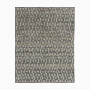 Alfombra con estampado de bloques en marrón con motivos florales grises de Rug & Kilim