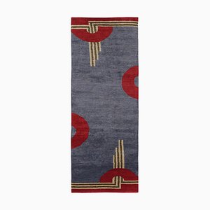 Alfombra de salón en gris con estampados geométricos en rojo de Rug & Kilim