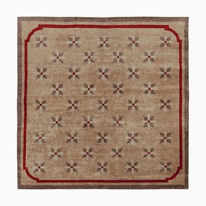 Alfombra cuadrada en beige y marrón con flores de Rug & Kilim