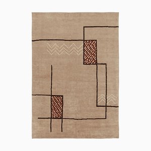 Alfombra en beige y marrón con motivos geométricos de Rug & Kilim