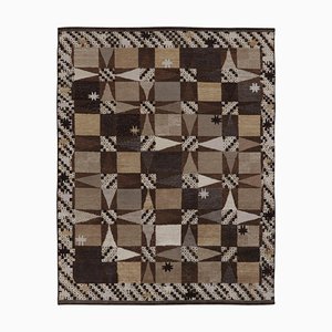 Alfombra estilo escandinavo en beige y marrón con motivos geométricos de Rug & Kilim