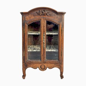 Vitrina antigua de estilo Luis XV, década de 1890