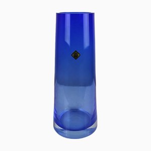 Jarrón de vidrio en azul rubí, años 60