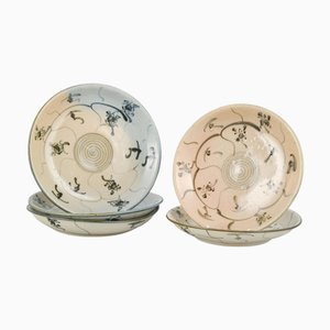 Handgeworfene koreanische Schalen aus Steingut mit Blumen- und Weinrankenmotiven, 5 . Set