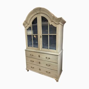 Antiker bemalter schwedischer Schrank mit gewölbter Glasplatte, 1700er